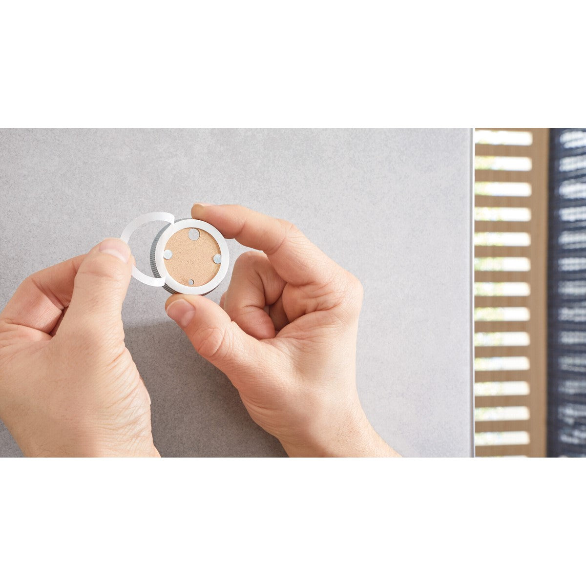 tesa® Nooblesse Toilettenpapierhalter ohne Deckel, Edelstahloptik, inkl. Klebelösung