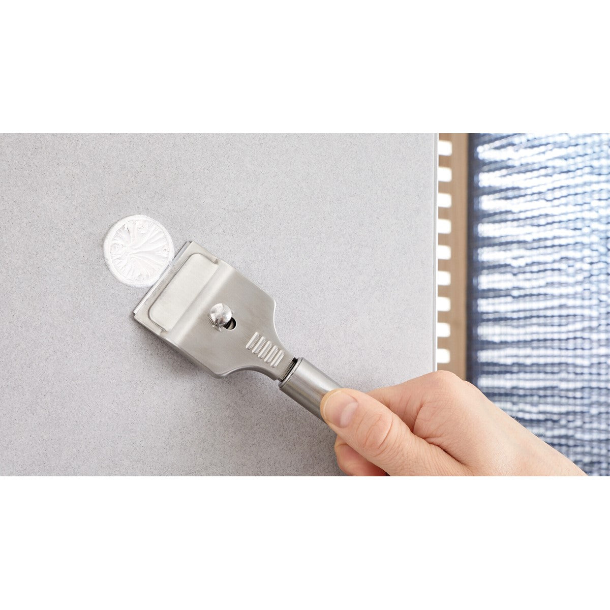tesa® Nooblesse Toilettenpapierhalter mit Deckel, Edelstahloptik, inkl. Klebelösung