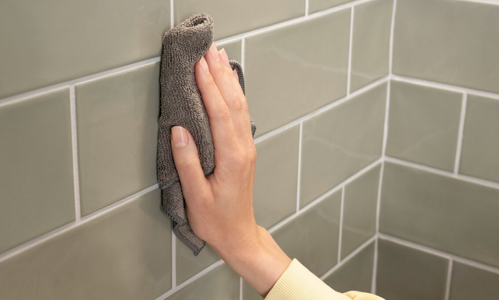 Tesa Aluxx Duschkorb im Badezimmer montiert